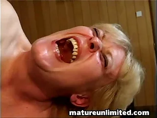 7787 mature pussy porn videos
